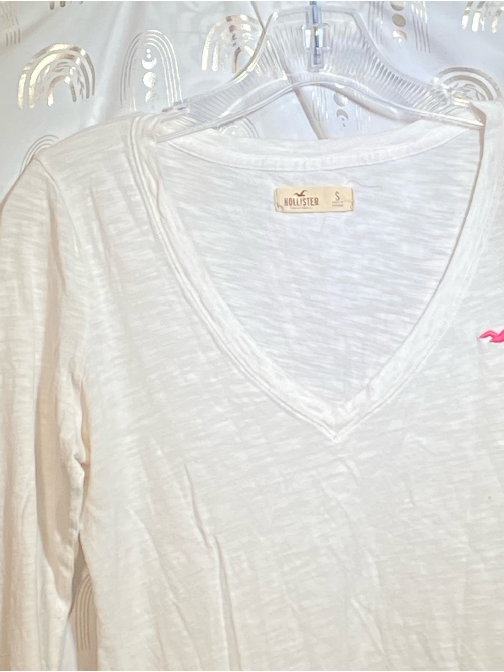 Hollister White V-Neck Long Sleeve Tee with Pink Logo - Picture 3 of 6
